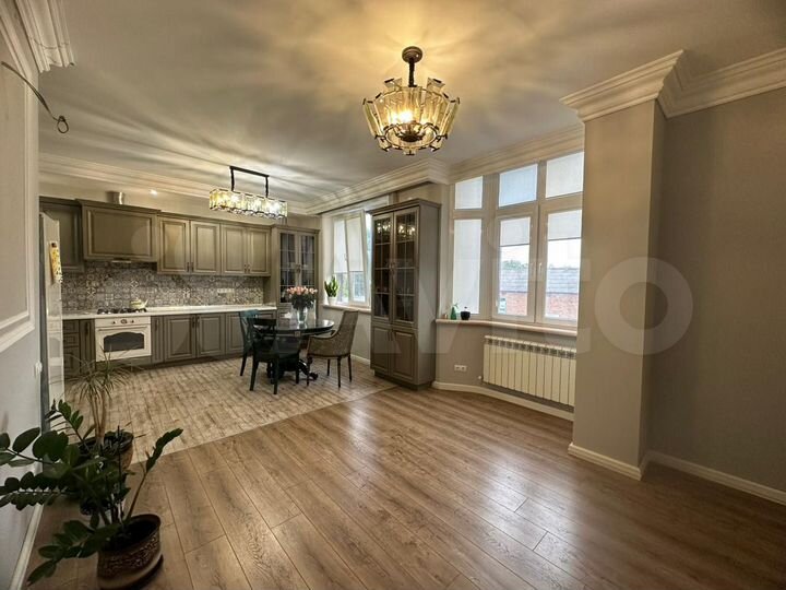 2-к. квартира, 120 м², 1/10 эт.