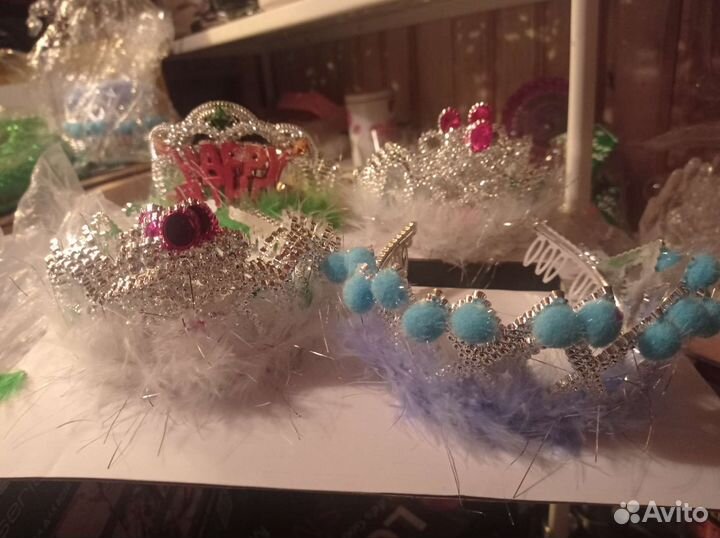 Маски, бороды, короны