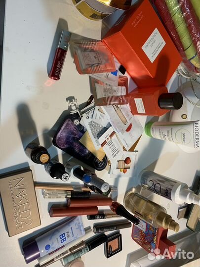 Остатки косметики, парфюма, масел, лаков