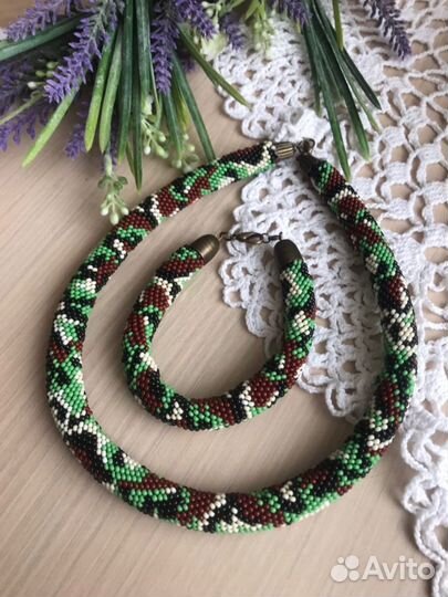 Бисерные украшения(жгуты и браслеты) /поделка