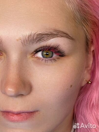 Модель на ресницы для контента