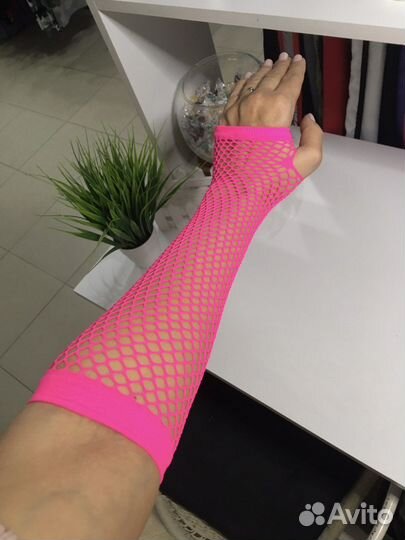 Розовые перчатки длинные в сетку, фуксия. Новые