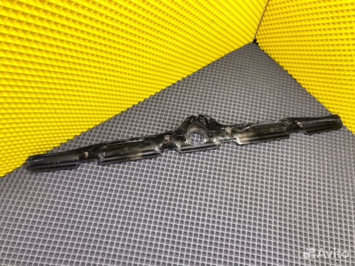 Планка багажника задняя Mercedes-Benz W123 W123