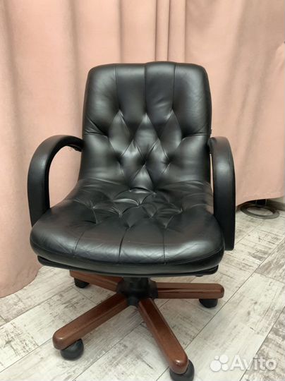 Письменный стол белый бу 5т.р. Кресла 3 шт 20 т.р