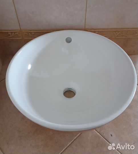 Раковина в ванную фарфоровая в обрамлении из меди