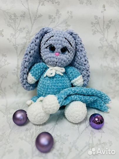 Плюшевый заяц вязаный