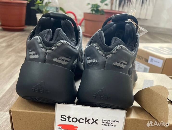 Кроссовки Adidas Yeezy Boost 700 v3 Black