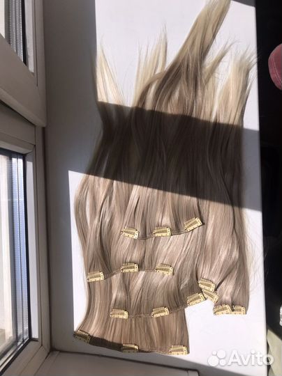 Пряди волос на заколках