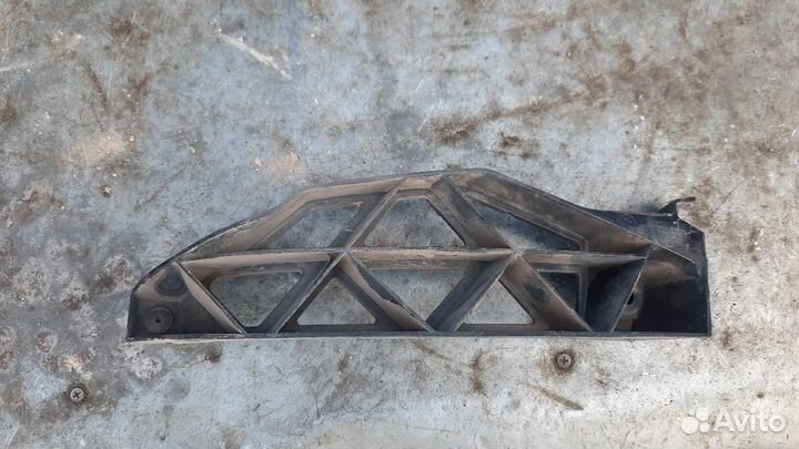 Направляющая заднего бампера правая Skoda Octavia