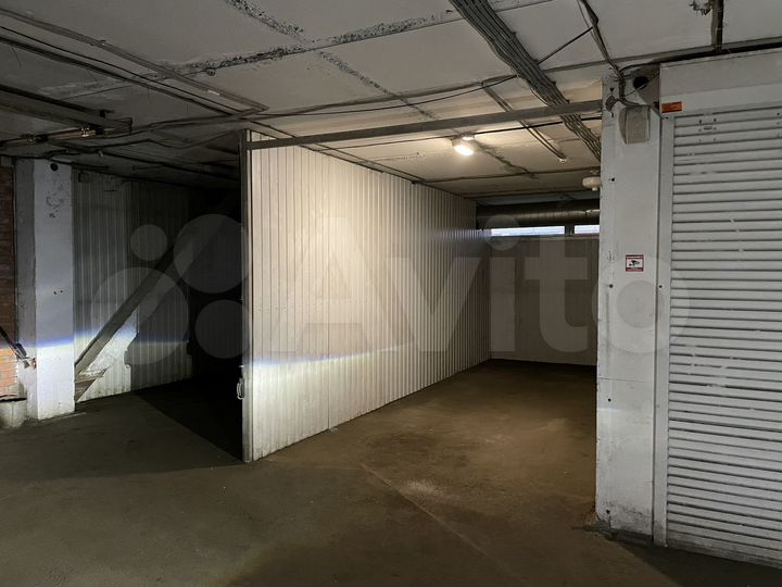 Машиноместо, > 30 м²