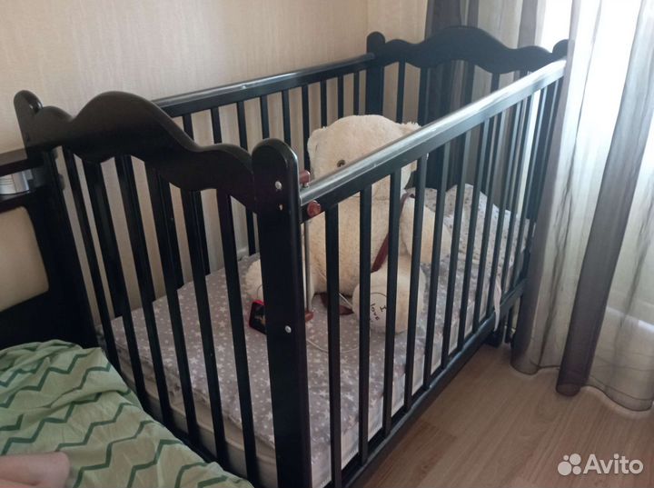 Детская кроватка с маятником и ящиком