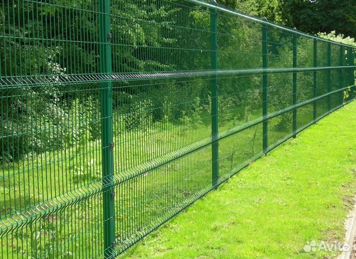 Забор из 3D сетки с металлическими столбами под кл