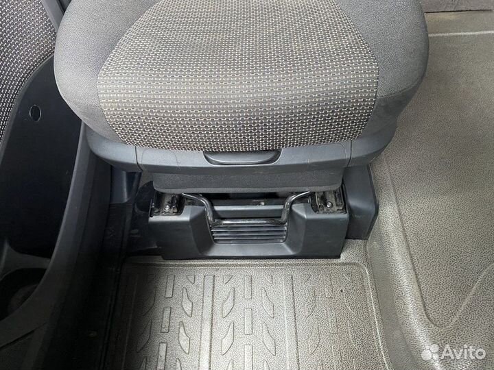 1844380 Сиденье пассажирское механическое