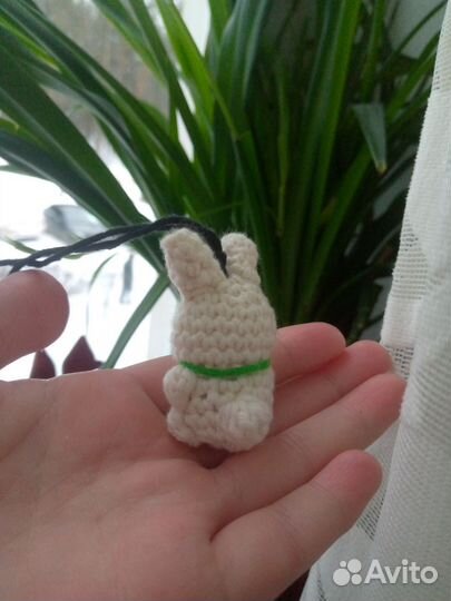 Вязаный зайчонок брелок