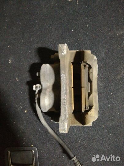 Суппорт передний правый Mitsubishi Pajero V93W