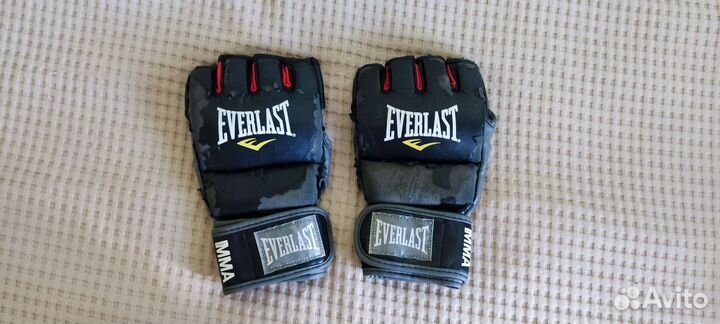 Шлем кикбоксинг единоборства перчатки