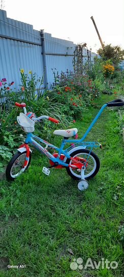 Детский велосипед с ручкой