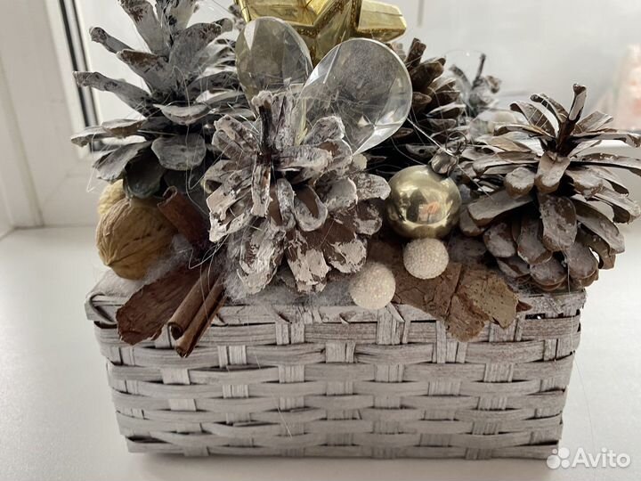 Корзина с шишками и игрушками