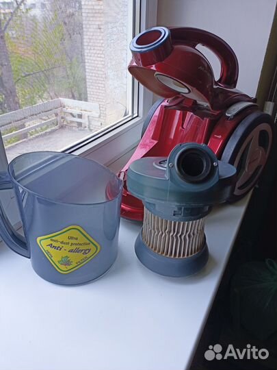 Пылесос Magnit RMV-1600 красный металл 2100Вт