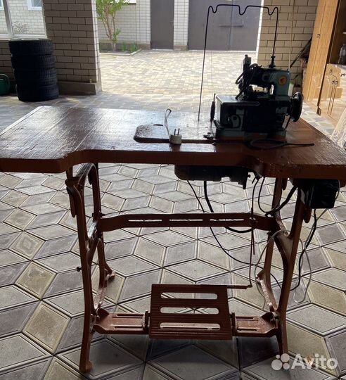 Оверлок промышленный со столом