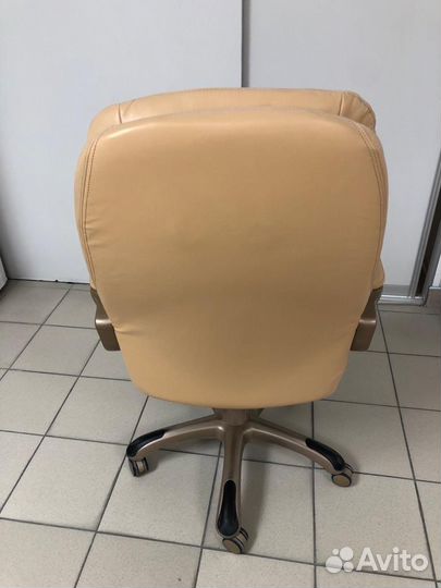 Кресло руководителя бежевое
