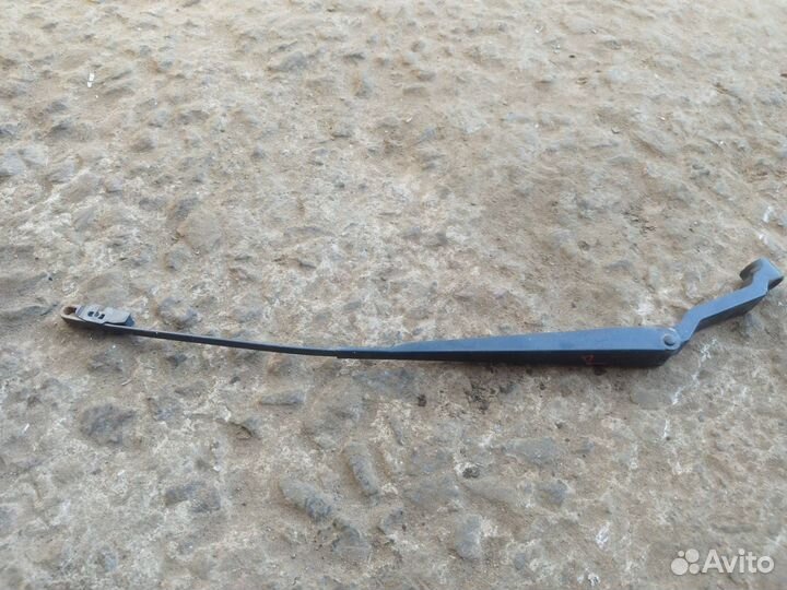 Поводок стеклоочистителя правый Geely Emgrand EC7