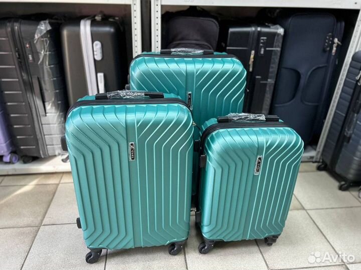 Чемодан маленький на колесах