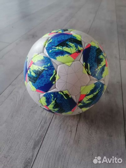 Футбольный мяч adidas лига чемпионов