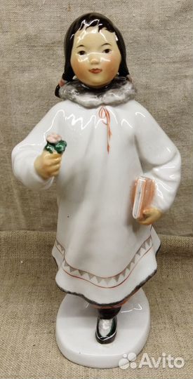 Статуэтка Якутка с книгой и цветком СССР лфз