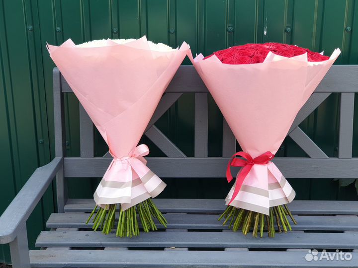 51 роза в розовой упаковке