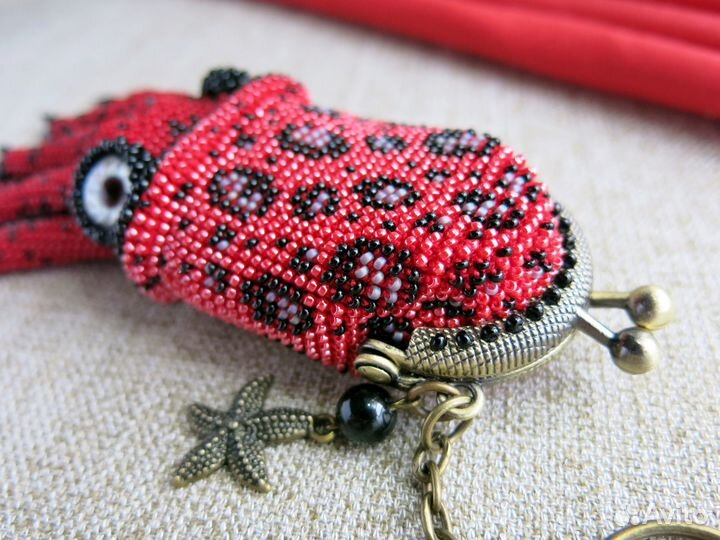 Брелок-монетница из бисера Кальмар красный