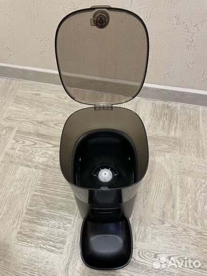 Автоматическая кормушка для кошек и собак