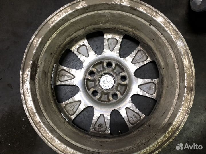Диски Toyota оригинал R16 (на 1 диске дефект )