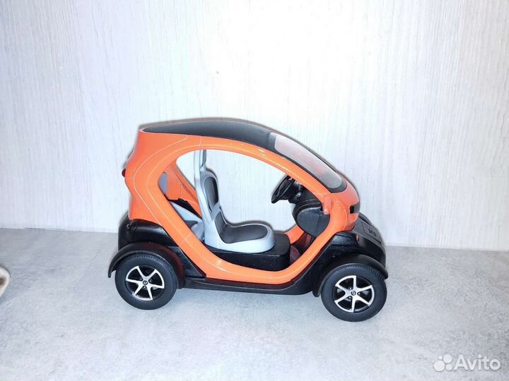 Игрушечный автомобиль