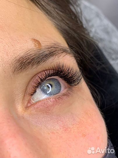 Наращивание ресниц, оформление бровей