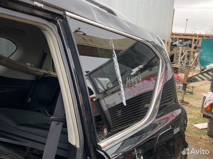 Nissan Patrol Y62 Задняя левая форточка