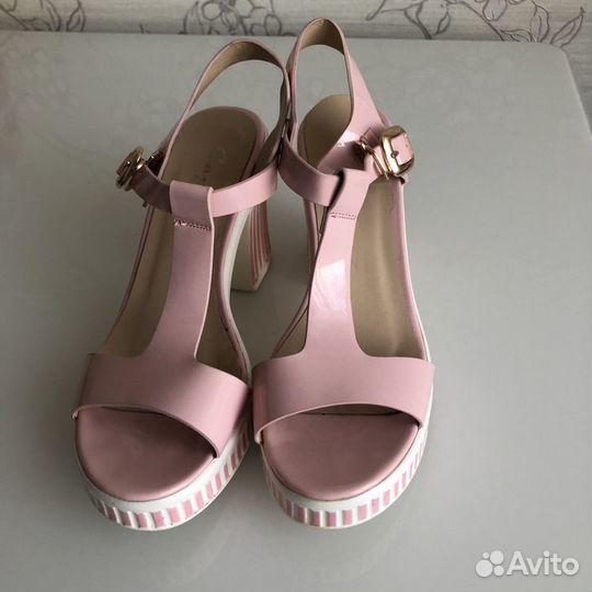Босоножки женские на каблуке