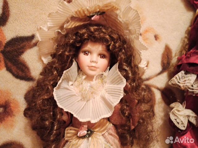 Кукла фарфоровая