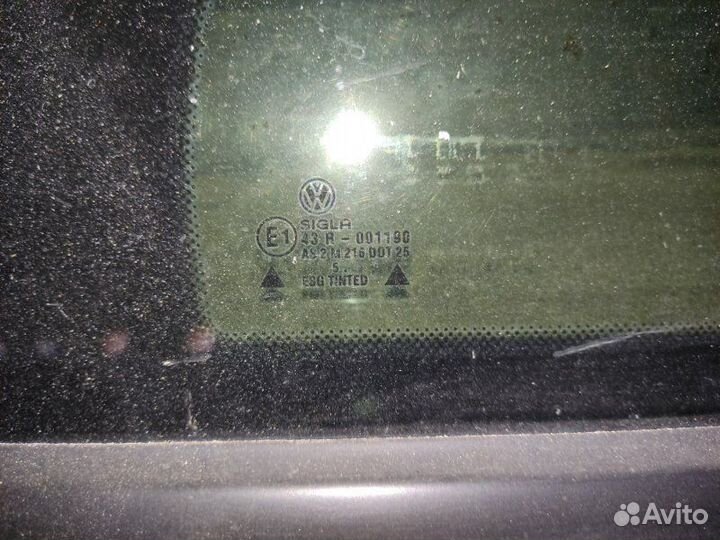 Стекло багажника правое Volkswagen Passat B4
