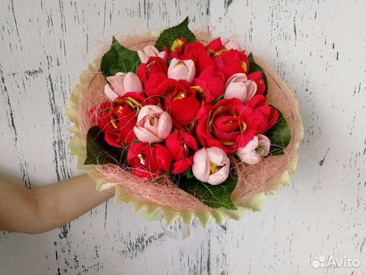 Букет с цветами из конфет