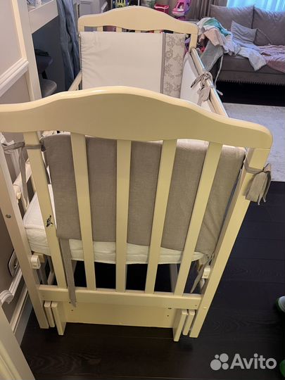 Детская кроватка с продольным маятником