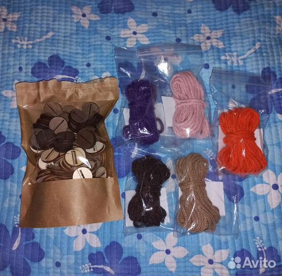 Цветные фитили и деревянные держатели для свечей