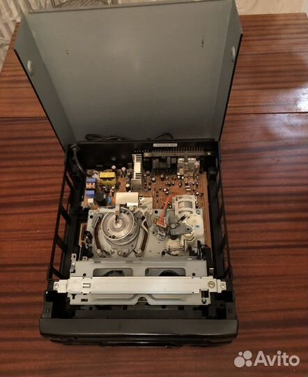 Видеомагнитофон LG W142W