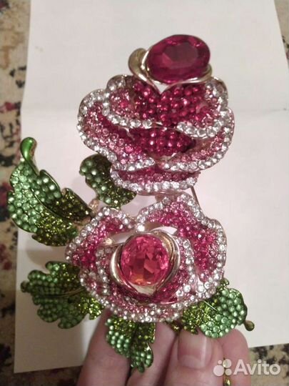 Огромная брошь