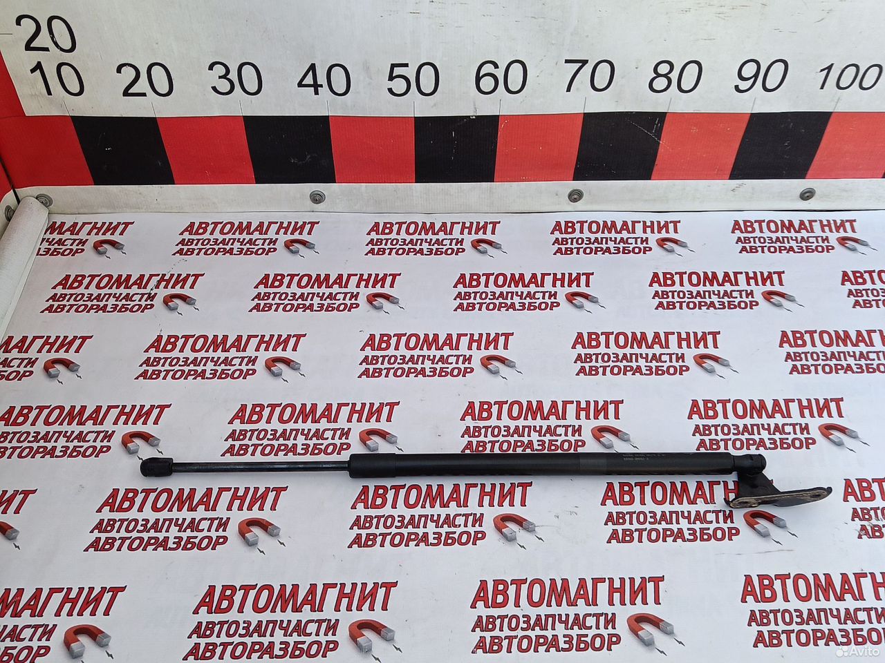 Упор крышки багажника Тойота Рав 4 50