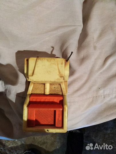 Игрушечная машинка