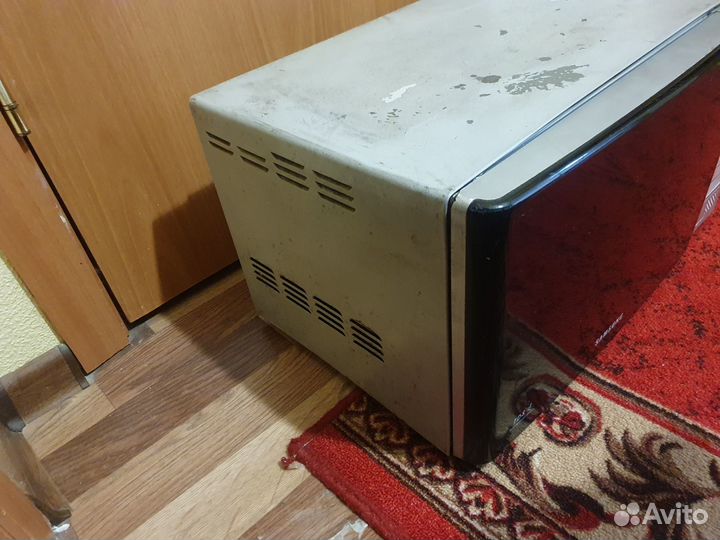 Микроволновая печь Samsung в рабочем состоянии