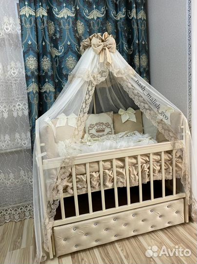 Детская кроватка с маятником