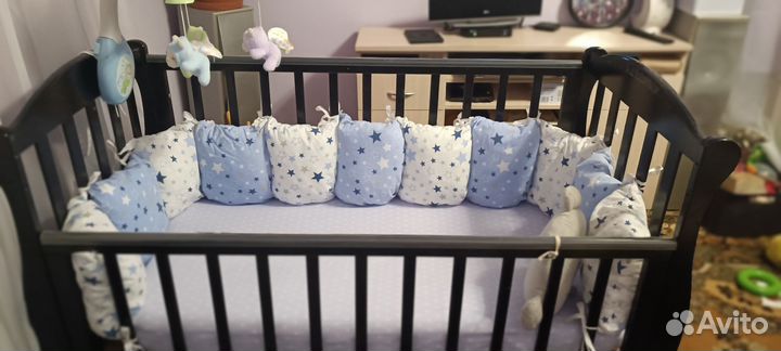 Детская кроватка с маятником