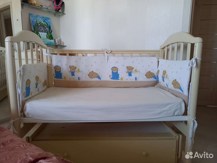 Детская кроватка с маятником и ящиком